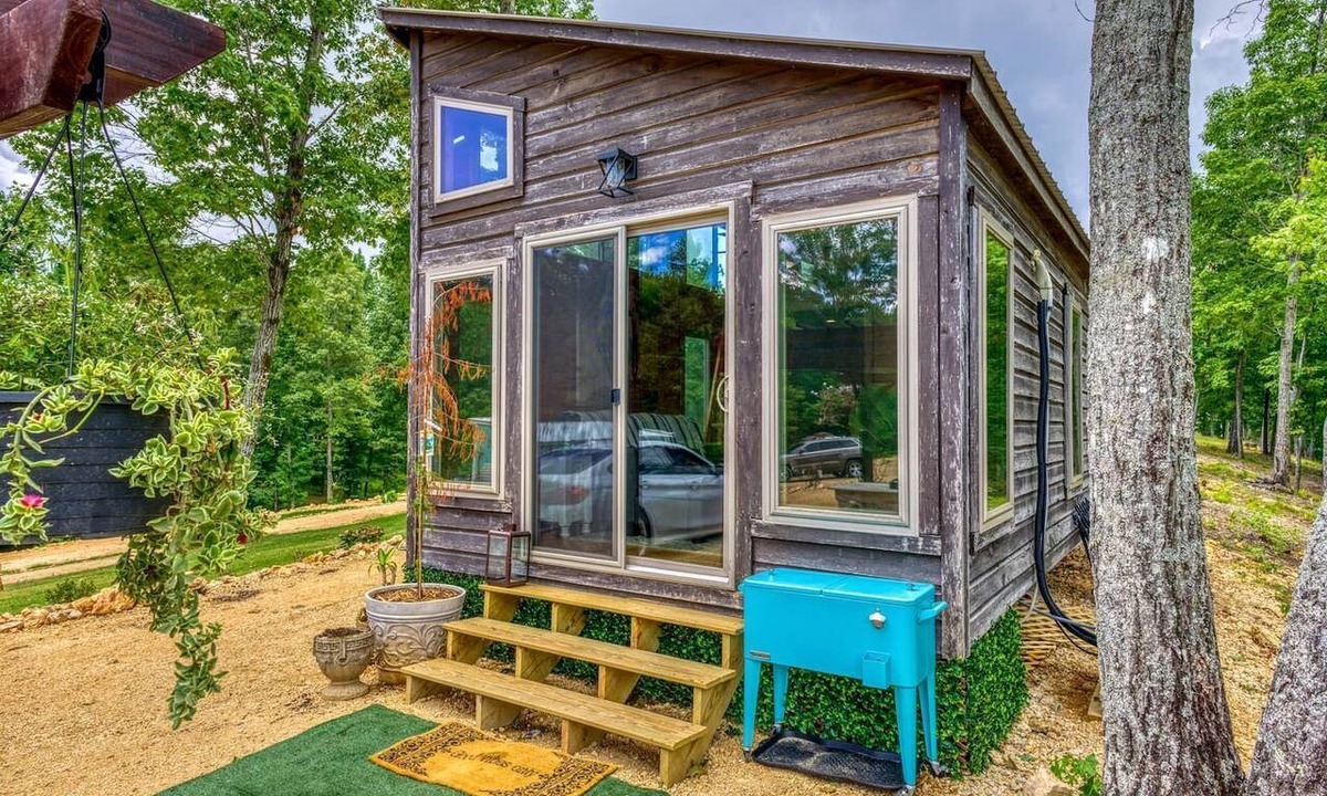 Rogersville Cabin | Gorgeous Tiny House with Indoor and Outdoor Lounging Space in Alabama