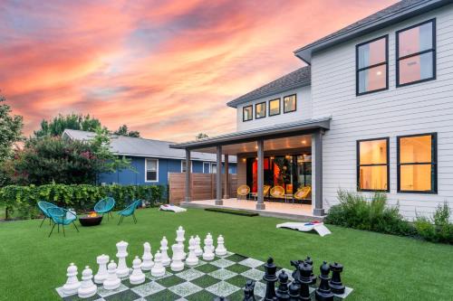 Chestnut House | Group Getaway with Chess Garden and Firepit