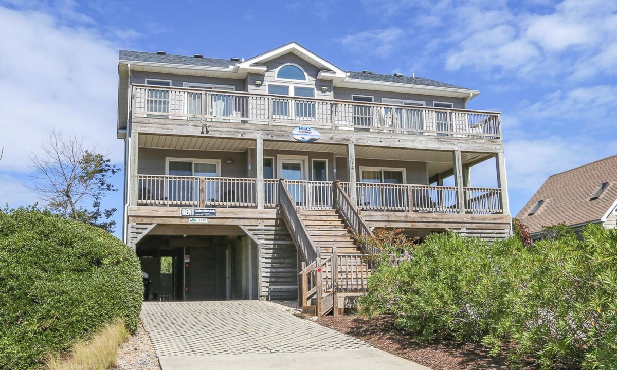 Carolina Dunes House | “Hank's Hideaway” is a classic, coastal cottage, located just 341 yards to the beach!