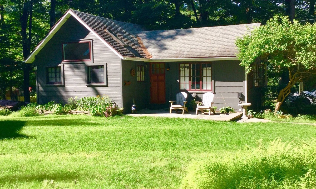 Woodstock House | Hidden Pines - Spacious Charming One Bedroom Woodstock Cottage, Walk to Town!