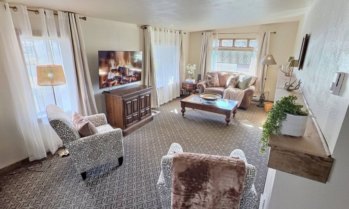 Reed Point Apartment | Historic 3-bedroom Retreat between Bozeman & Billings - Gateway to Yellowstone.