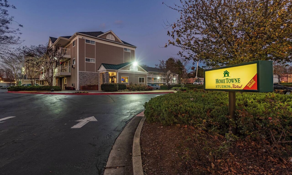 Chamblee Hotel | HomeTowne Studios by Red Roof Atlanta - Chamblee