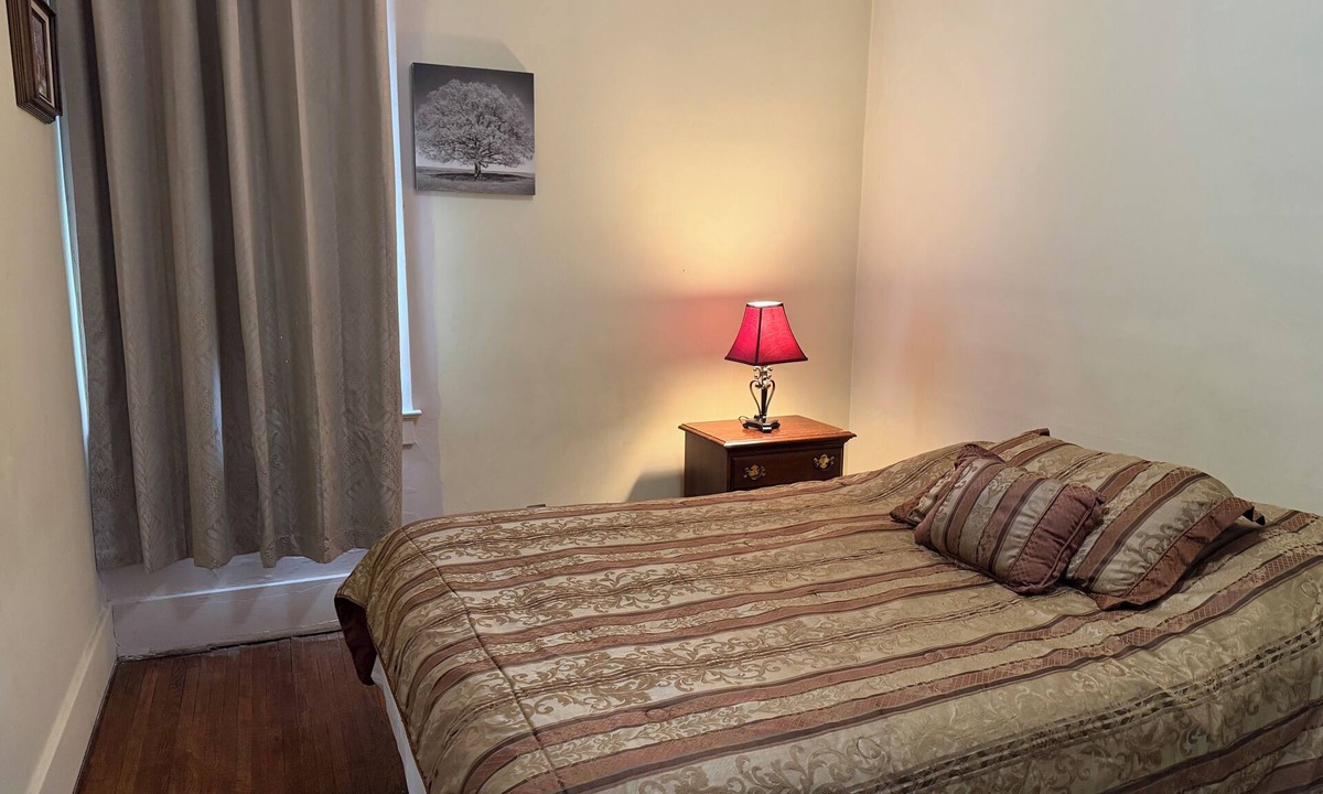 Utica House | Huge 3 Bedroom Home Close To Everything - Two Family House 2nd Floor