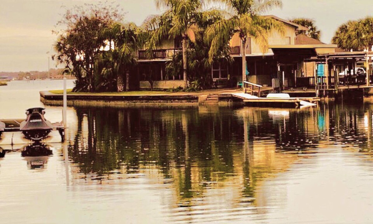 Crystal River House | KINGS BAY “AUG WEEK JUST OPENED & SEP SALE” 4 Bedrooms, Decks 2 Docks, 400 shore