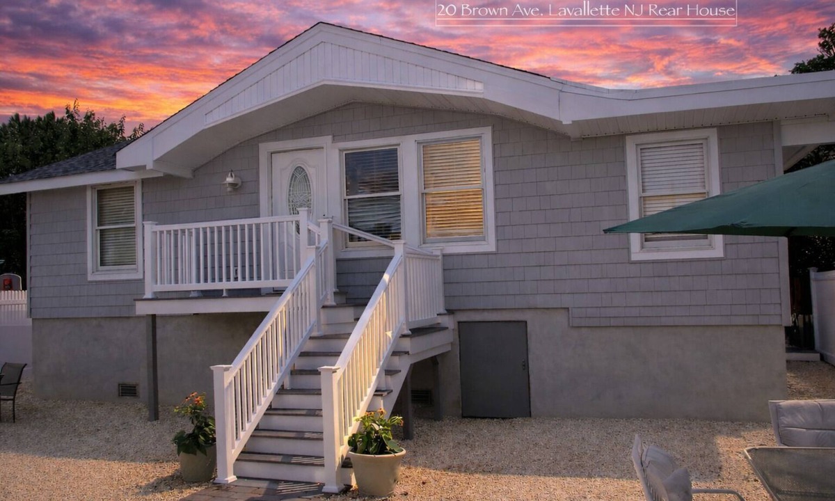 Ortley Beach House | Lavallette BEACH BLOCK Sleeps 7, C-AC, Walk to SHOPS, 9 Houses from BEACH!