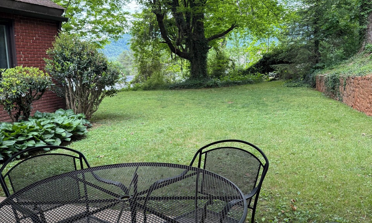 Old Fort House | Little House on Maple Street - Cozy Retreat waking distance to Downtown Old Fort