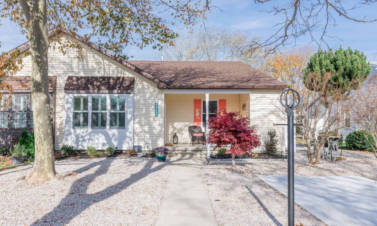 Village Green House | Lovingly renovated Village Green Quad within walking distance to the harbor.