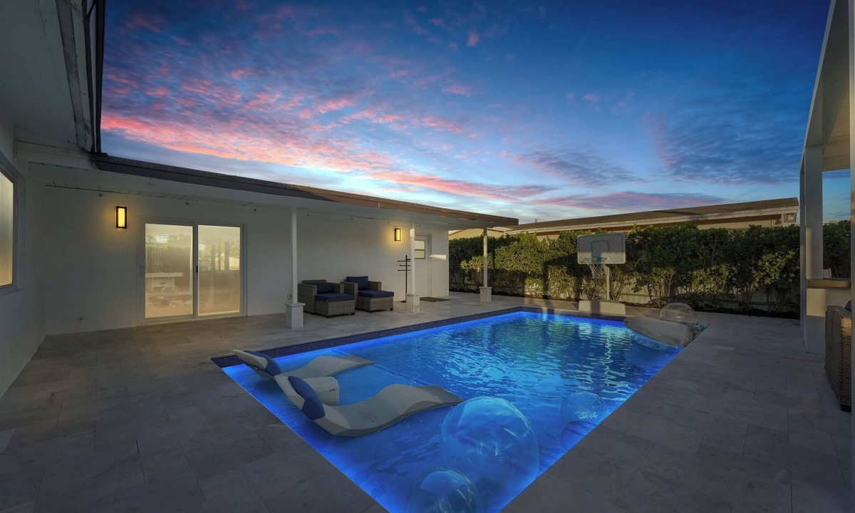Driftwood House | Luxe Oasis with Pool, Hot Tub and Sauna close to HARD ROCK CASINO