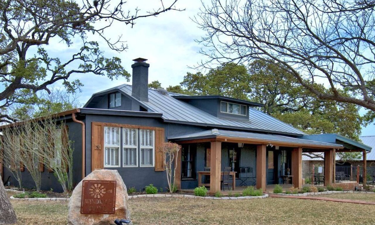 Bergheim House | Luxurious German-Style Ranch Vacation Rental with Pool Access and Stunning Views in Bergheim, Texas