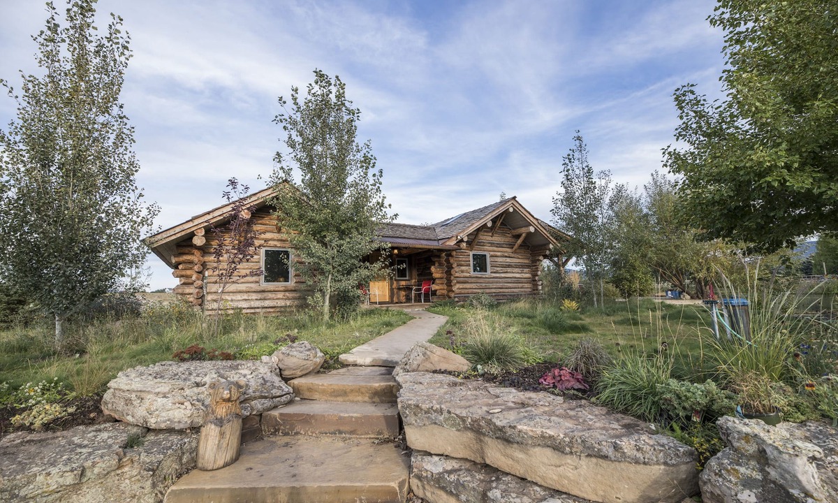Bozeman Cabin | Luxurious Log Cabin - Wildlife Pond - Adjoining Cabin with Kitchenette Available