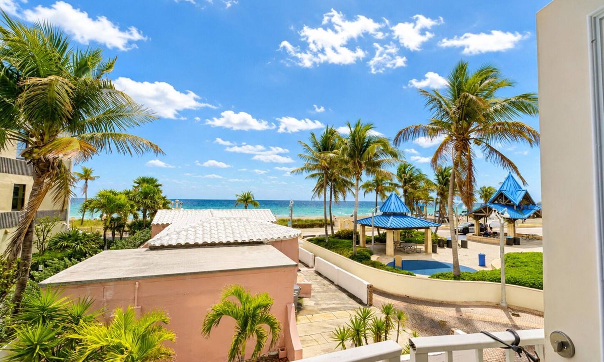 Hollywood Villa | Luxury Beach Side Villa - Heated Pool on the Beach