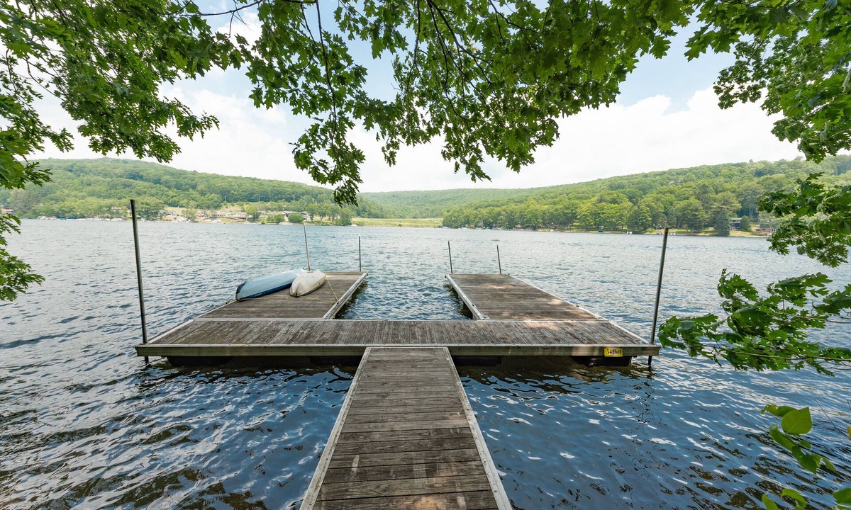 McHenry House | Luxury Lakefront Escape w/Sauna & Hot Tub