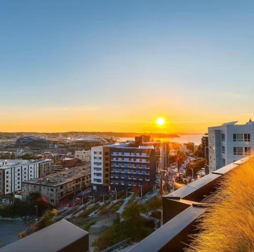Yesler Terrace Apartment | Luxury Penthouse, Panoramic Views , Huge Balcony, King Bed, Short Walk To Lumen & T Mobile Park