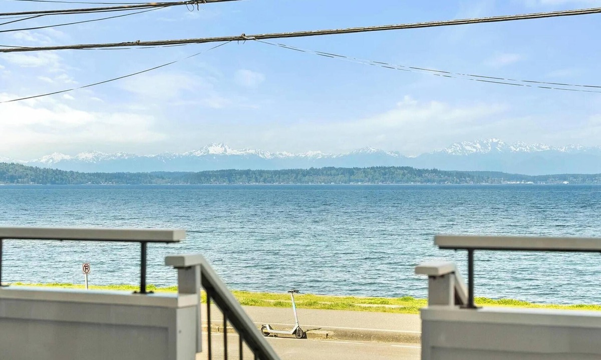 Alki House | Luxury Waterfront Living with Sweeping Bay & Mountain Views