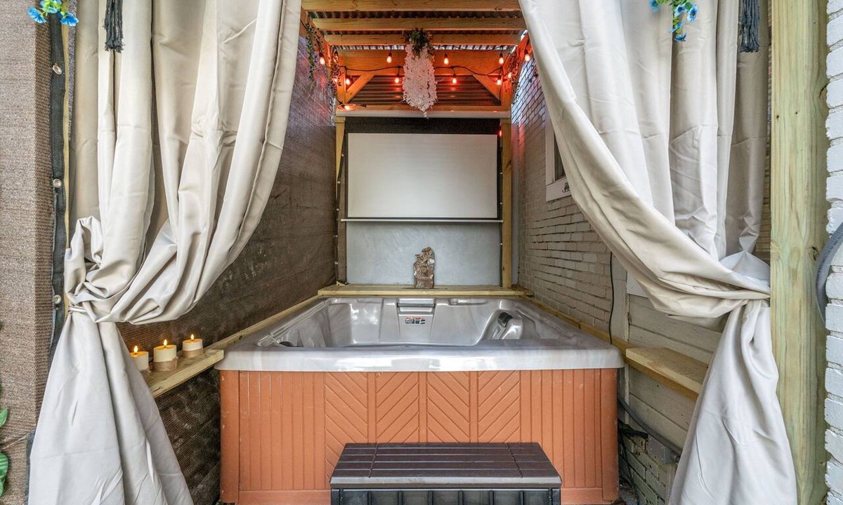 Birmingham House | Mara Retreat:Jacuzzi+Outdoor Movie Nights-Game Room,Fire Pit-Grill-Gated Parking