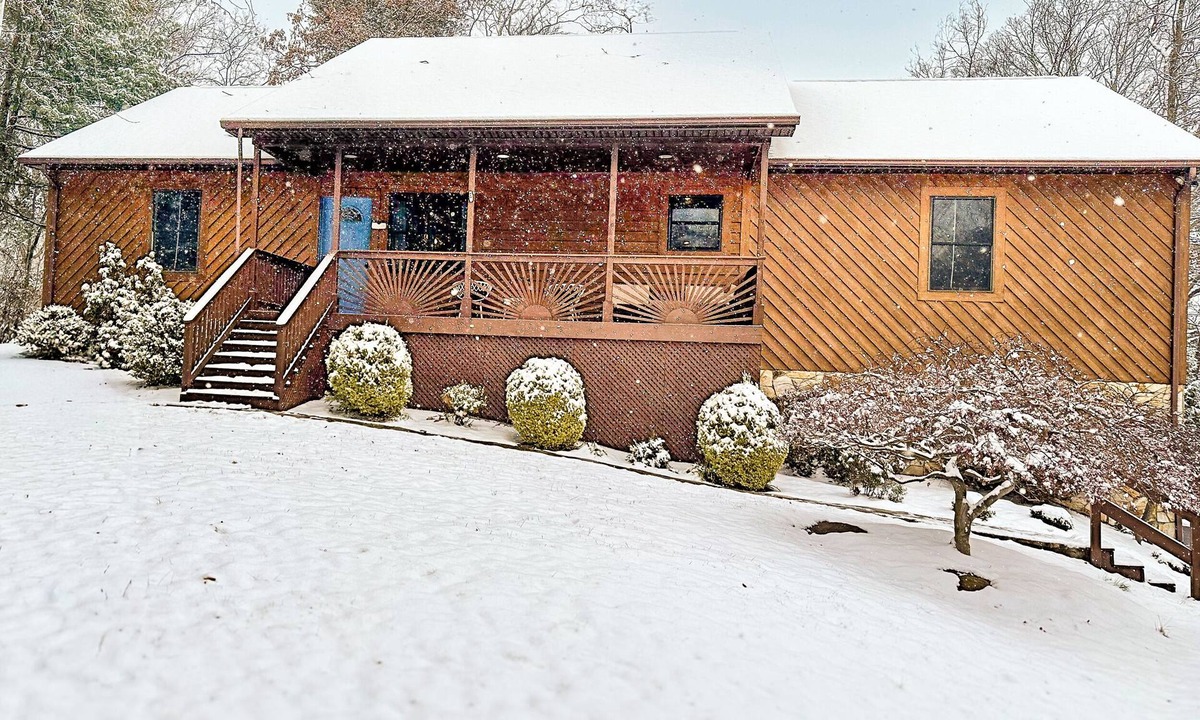 Massanutten House | Massanutten Retreat: Skiing, Hot tub, Game Room, Kid and Pet-Friendly!