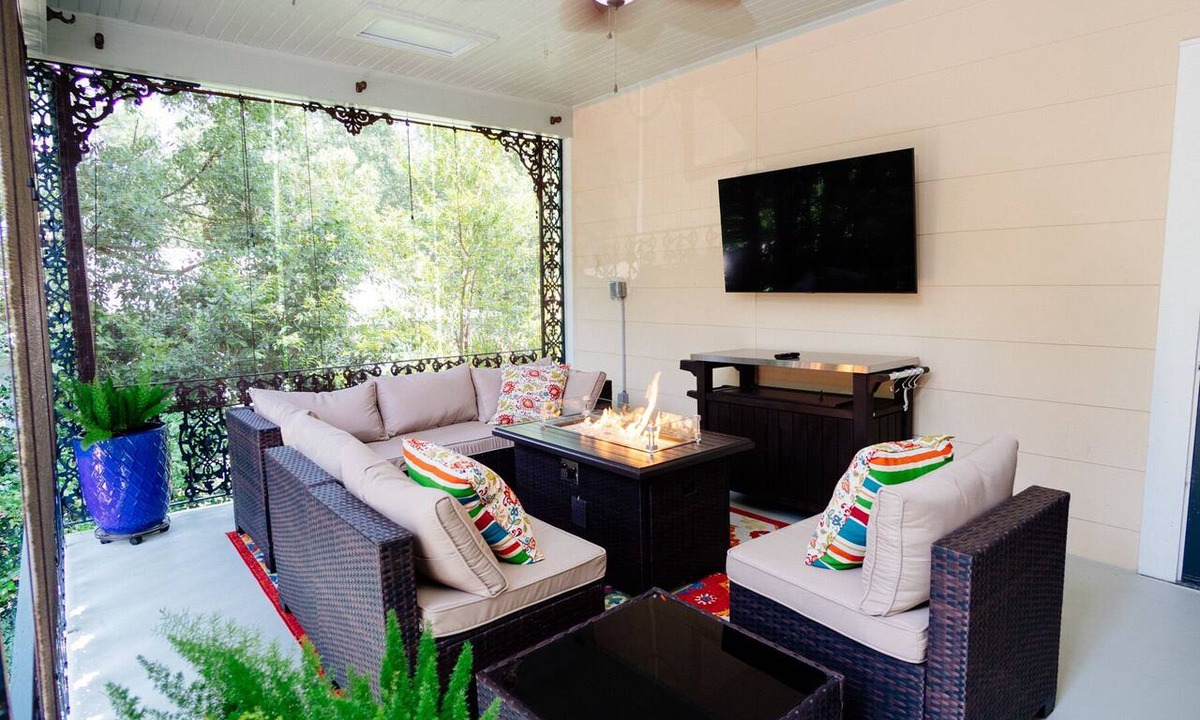 Hannon Park Apartment | Mid-Century Modern - 3600sqft - 1 Mile to CBD Historic Surroundings, Walk to CBD