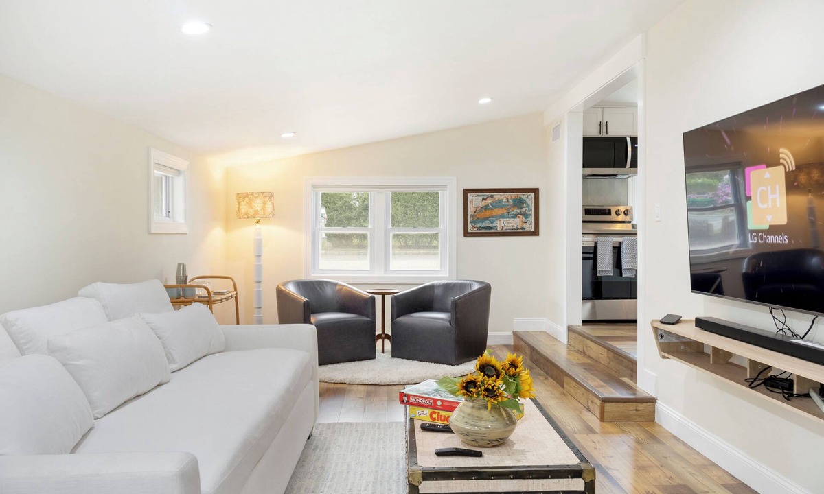 Hampton Bays House | Modern Hamptons Getaway: 5 minutes to the Beach and Restaurants!