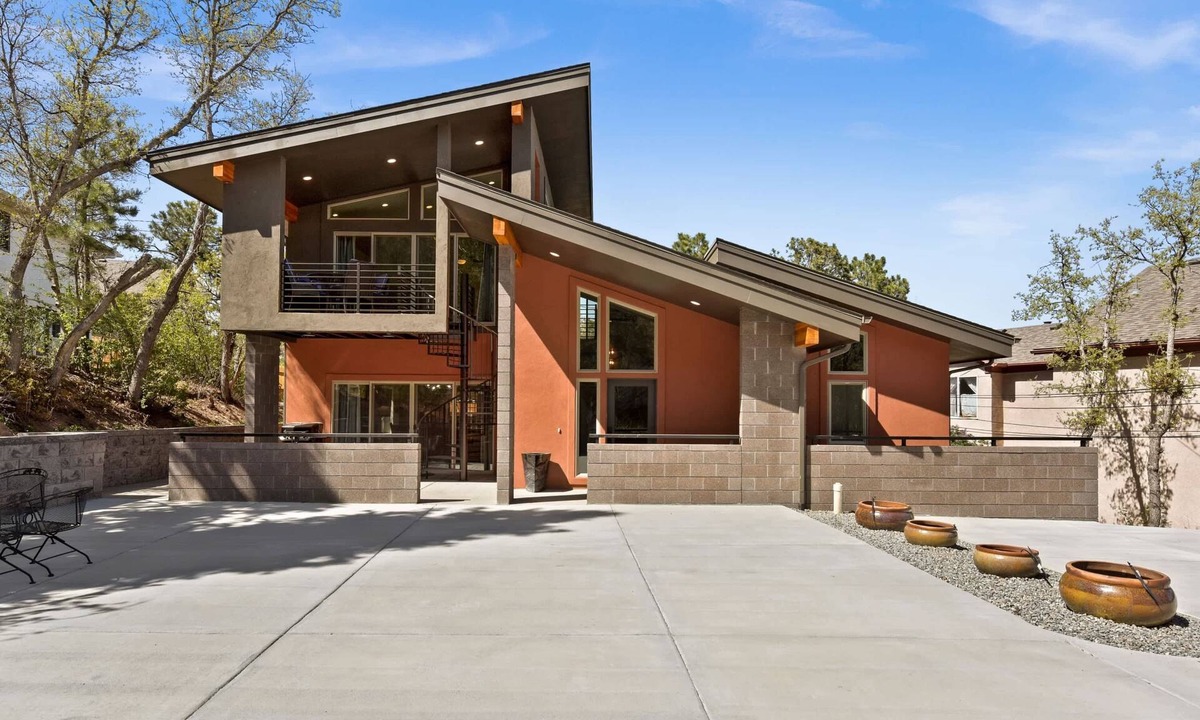 Broadmoor House | Modern Mountain Escape - HotTub near Broadmoor+Zoo