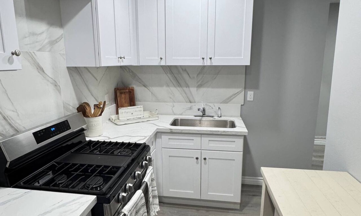 Redlands House | Modern Redlands Guesthouse| Kitchen| Private Entry