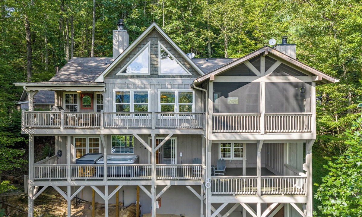 Sapphire House | Mountain Views, Hot Tub & Resort Amenities in Sapphire, NC
