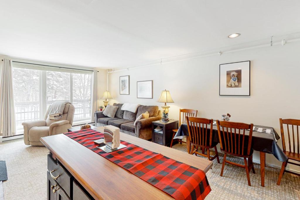 Warren Apartment | Mountainside 20