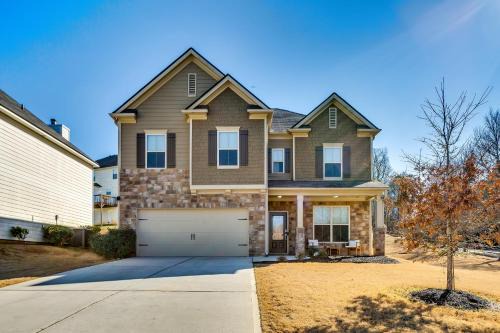 Cliftondale House | Open Plan Arcade Home with Natural Hardwoods Sleeps 10