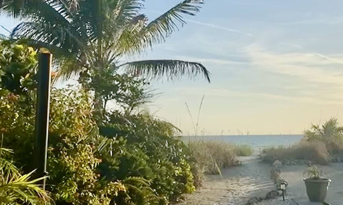 Ilexhurst Cottage | Pelican Perch: Tropical Paradise Cottage on the Beach VRC17-000167