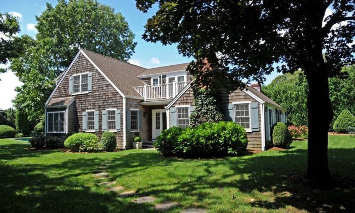 Wainscott House | Perfect Location - Walk or Bike to Beach Lane Beach to the Wainscott Beach