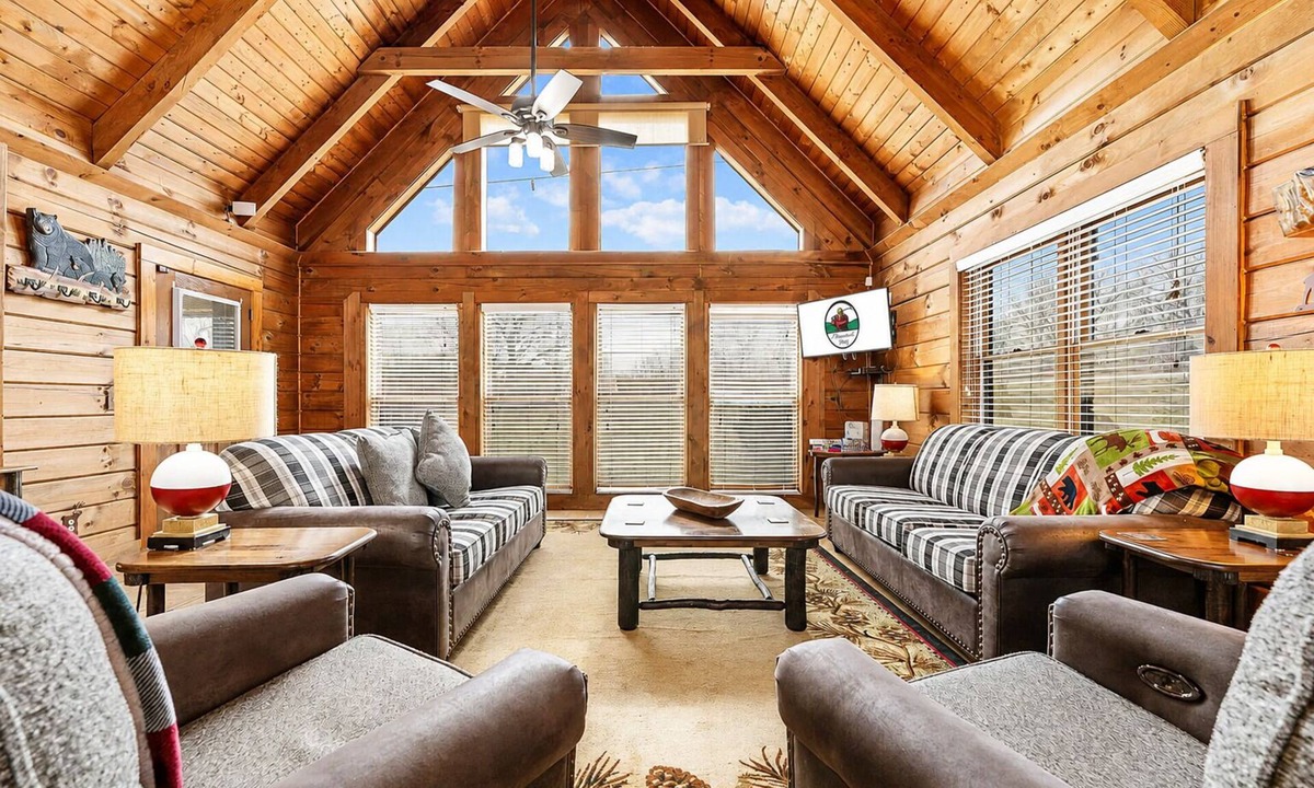 Big Cedars Cabin | Pet-Friendly Hot Tub Cabin Near Thunder Ridge Sleeps 8