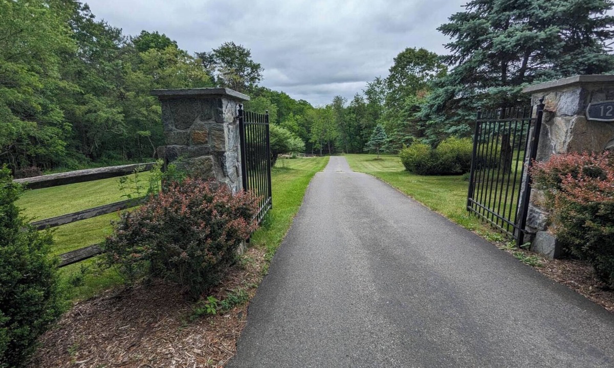 Berkeley Springs Cabin | Private, light filled retreat space. with your own pickleball court!