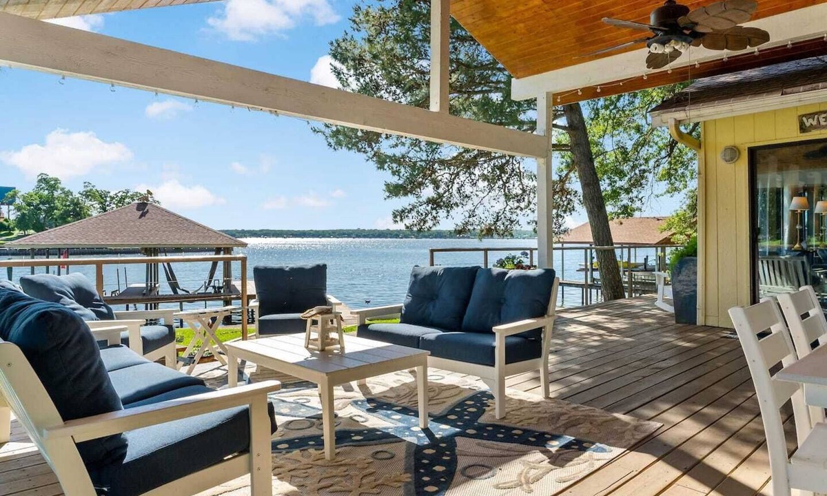 Enchanted Oaks House | Private Waterfront Cove | Game Room | Dock | Pet Friendly | Fire Pit | Kayaks | Family Time