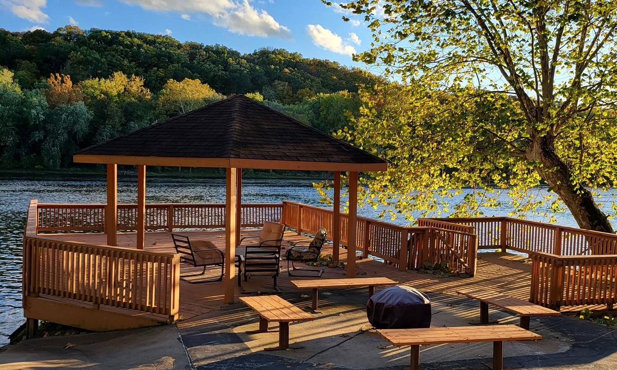 Falling Waters House | PROMO 5% WEEKLY AND 10% MONTHLY DISCOUNT! Beautiful river in front of home
