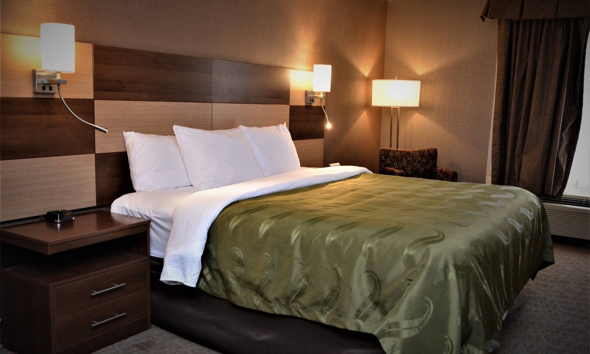 Schooleys Mountain Hotel | Quality Inn Hackettstown - Long Valley