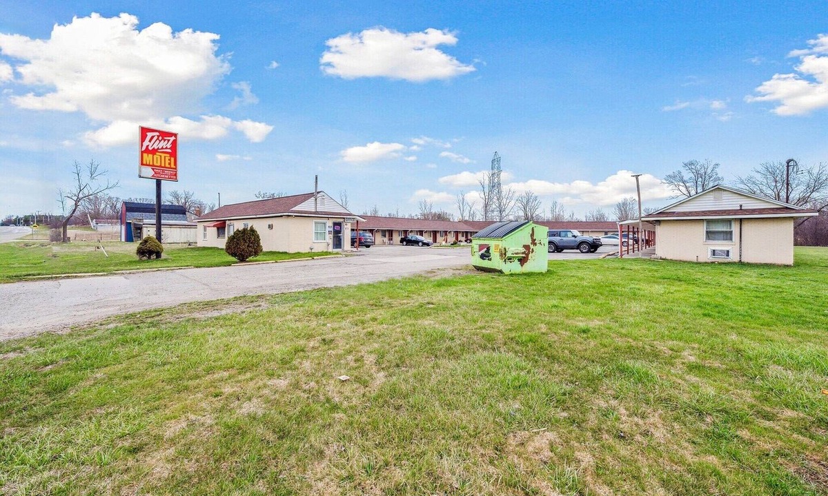 Flint Apartment | Queen Bed|Smoking|Flint MI