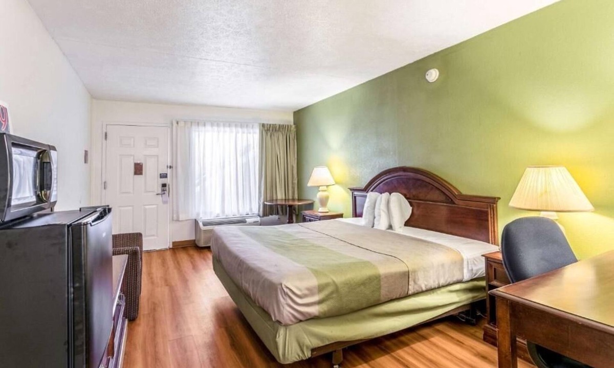 Edgewood Hotel | Relaxing Room Near Ripken Stadium w/On-Site Restaurant
