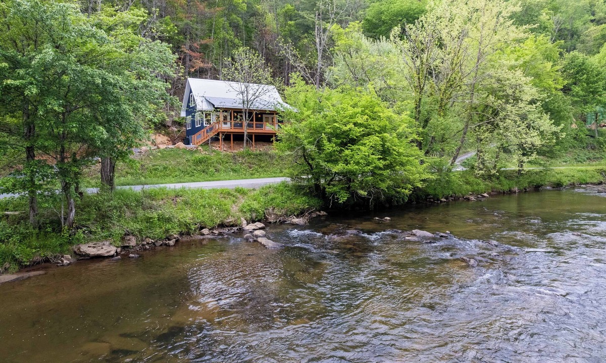 Sylva Cabin | Riverfront Cabin on the Tuckasegee minutes away from WCU & Sylva