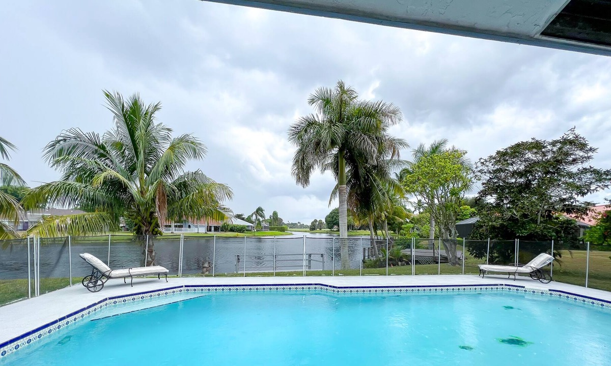 Greenview Shores House | Romantic Dream Home in Wellington 4/2 heated Pool, Fireplace on Beautiful Lake