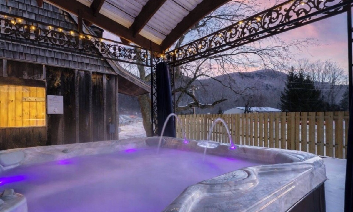 Bridgewater Corners House | Scenic Rt 4: Hot tub, minutes to everything!