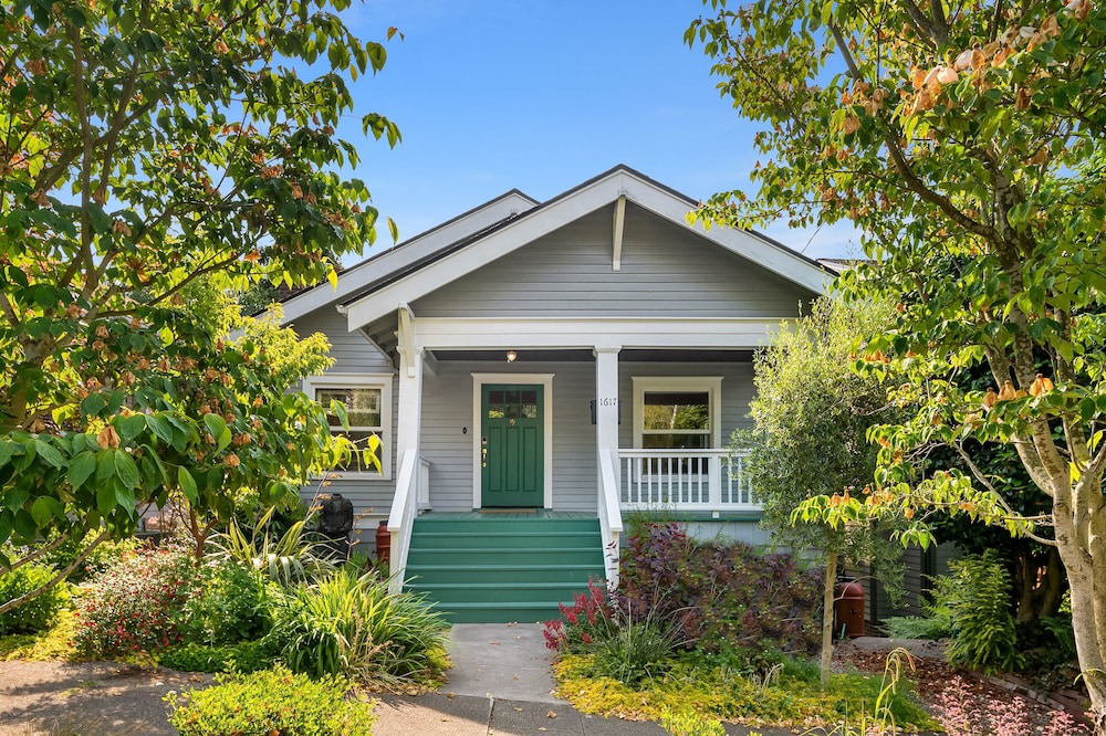 Madrona Hotel | Seattle Vacation Home: the Campus
