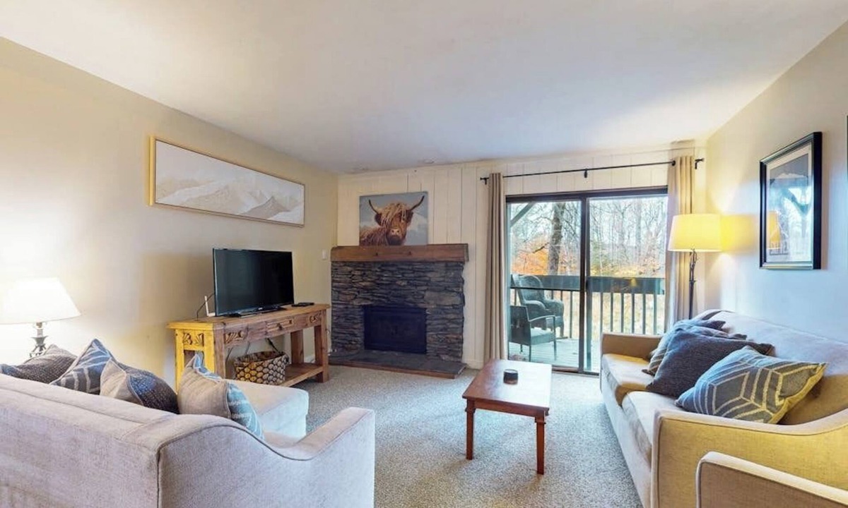 Mendon Condo | Secluded ski condo near Killington with fast WiFi, shared outdoor pool, & tennis