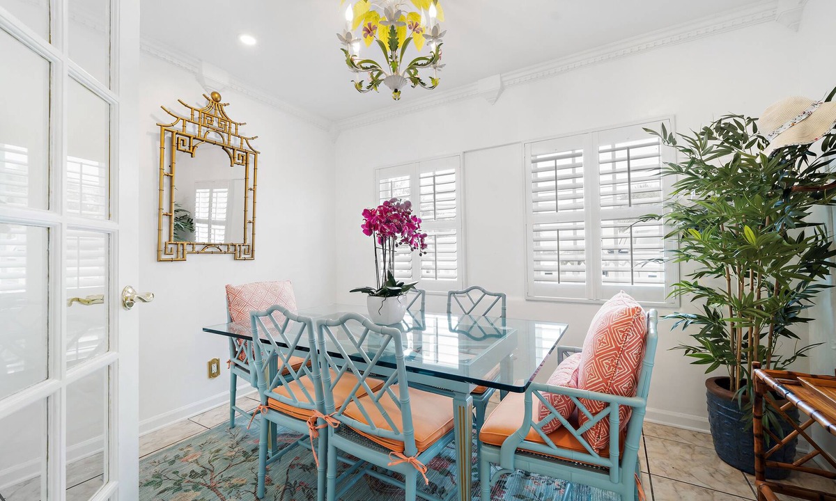 West Palm Beach Apartment | "Sleep with the alligators" at this alligator themed 3/1 in West Palm Beach!