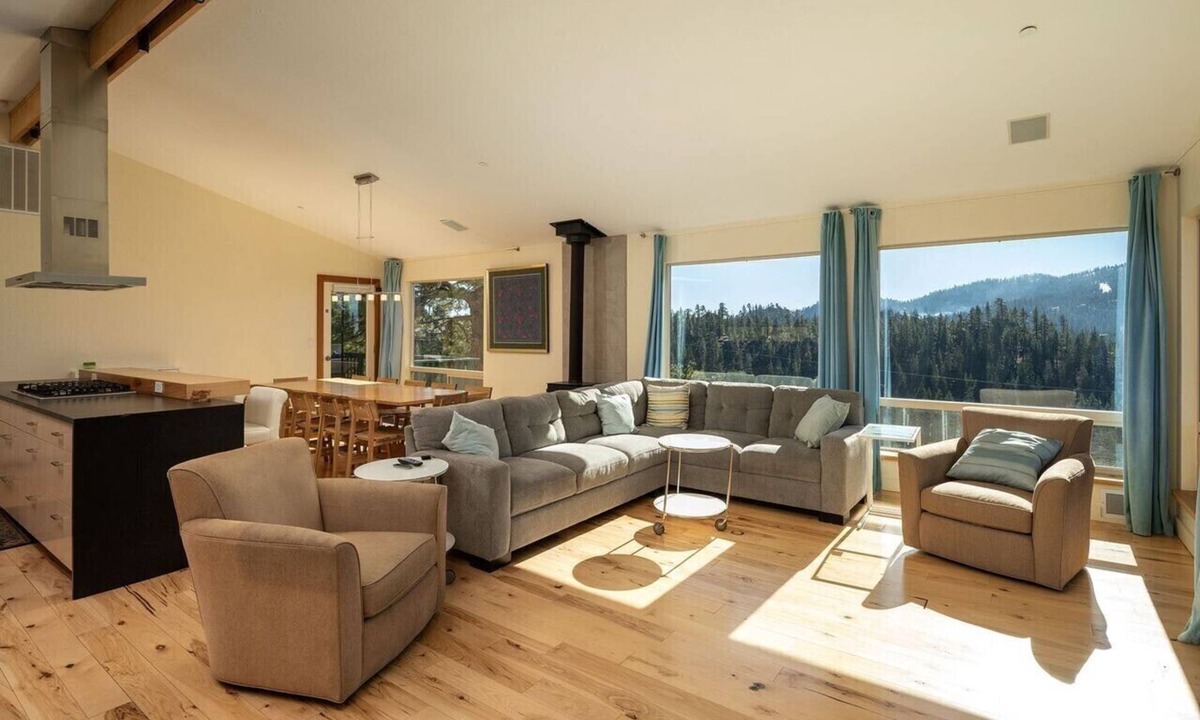 Upper Kingsbury House | Sleeps 10, Five Minutes From Heavenly, Panoramic Mountain Views