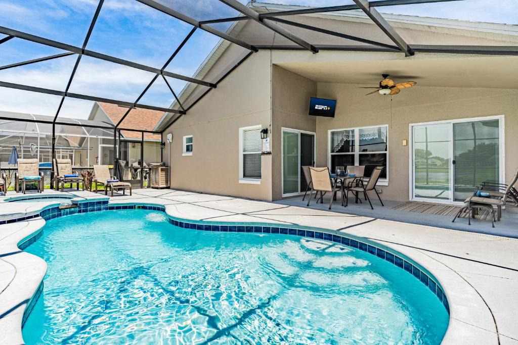 Crescent Lakes House | South Facing Private Pool with Lake View & Spa - Quiet Vacation Area - Family Friendly