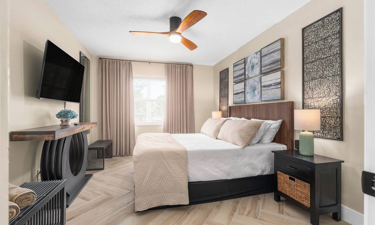 Parkside Villa | Spacious 1-bedroom house in charming Hollywood with large fenced back yard.