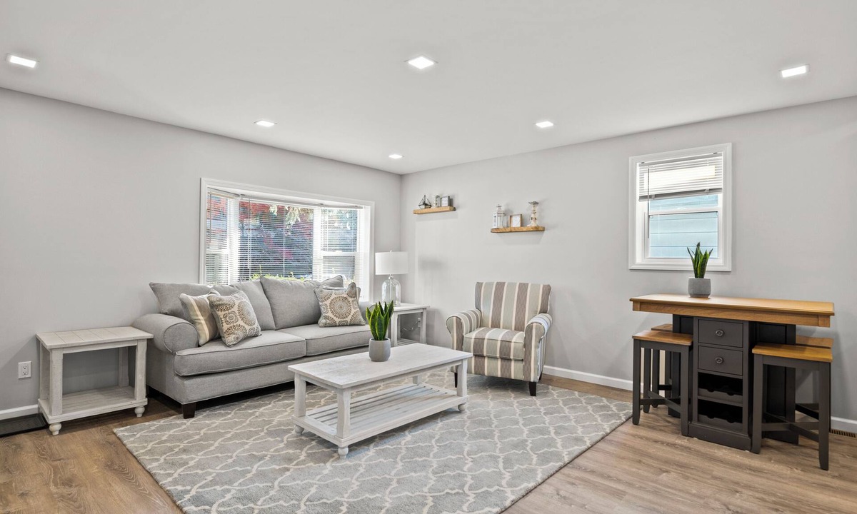 Albany House | Spacious 4 Bedroom Home Sleeps 8 Private Yard Near Hopitals FREE Parking