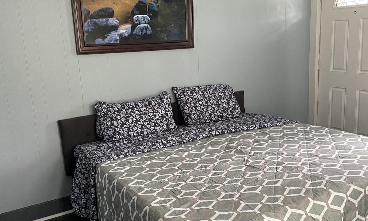 Pontiac House | "Spacious 5-Bedroom House in the Heart of Pontiac Free Parking WIFI