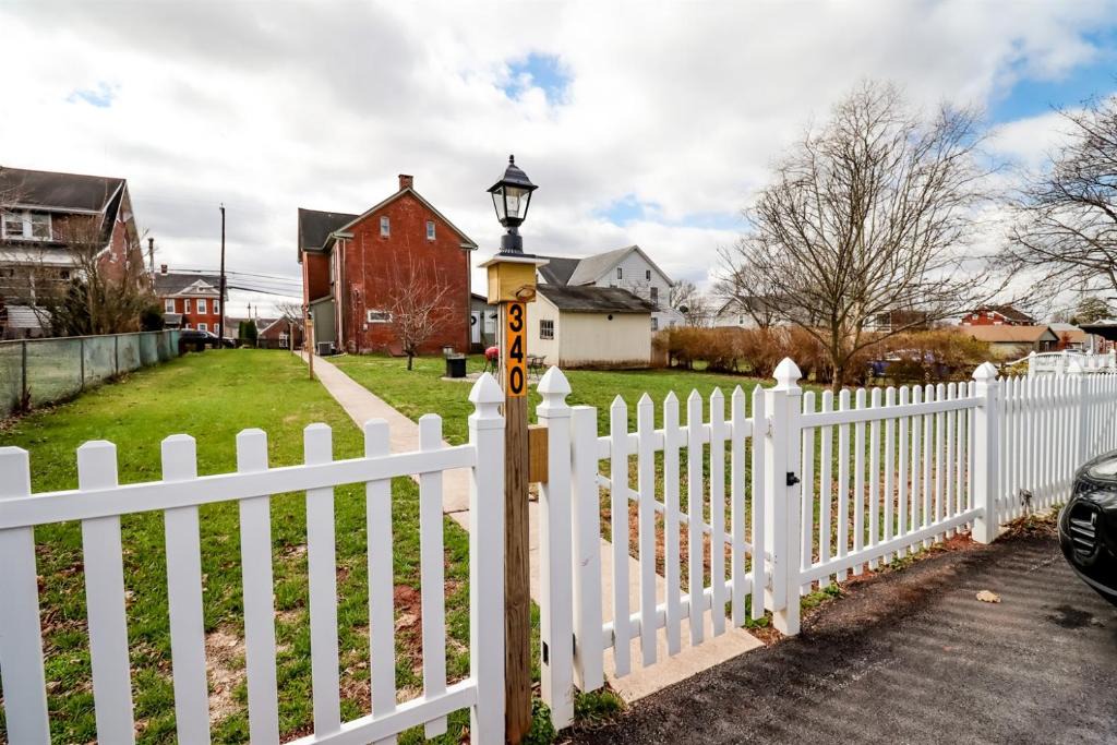 New Oxford House | Spacious Group Stay Near Gettysburg Room for All & Easy Day Trips Nearby