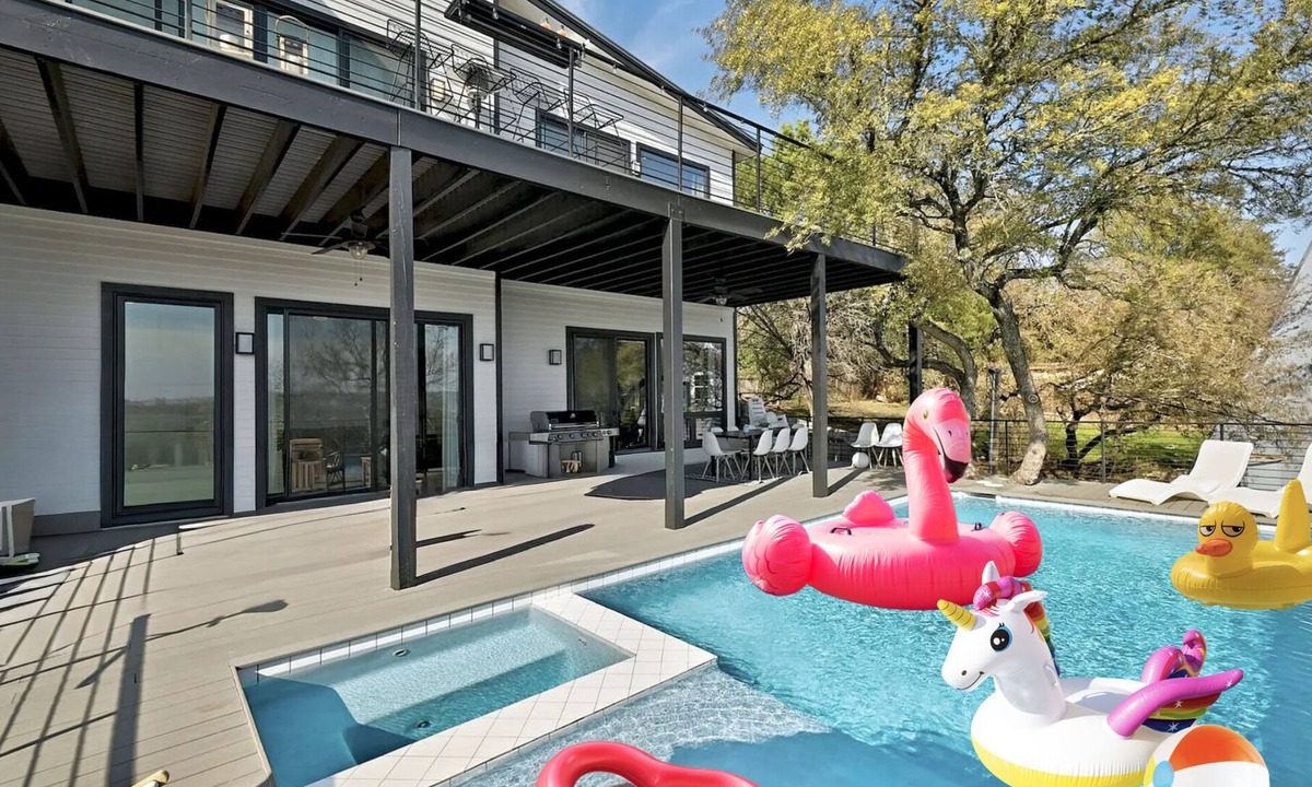 Apache Shores Villa | Spacious Luxury Lake Travis Retreat-Heated Pool, Spa, Gym, Basketball-Sleeps 16