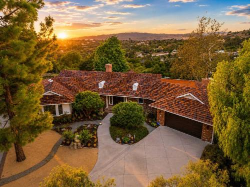 Fallbrook House | Spacious Villa Private Gameroom